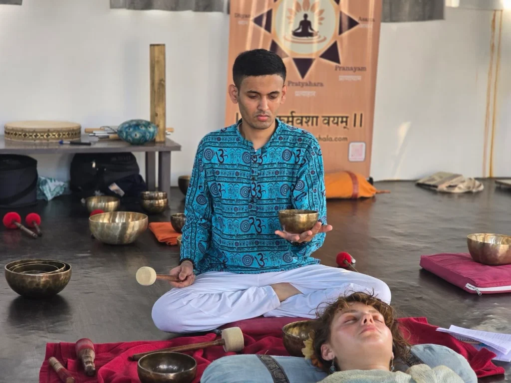 Tibetan Singing Bowls: Types, Benefits & How to Play One (Beginner's Guide) 1 How to play Tibetan singing bowls — correct mallet grip and open-palm hand position