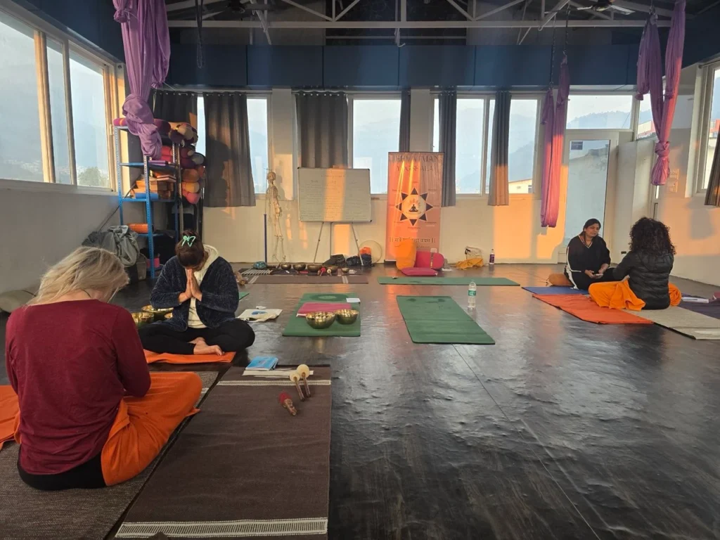 Sound Bath Meditation: What to Expect at Your First Session (+ How to Do One at Home) 1 What to expect at a sound bath — group lying on mats surrounded by singing bowls
